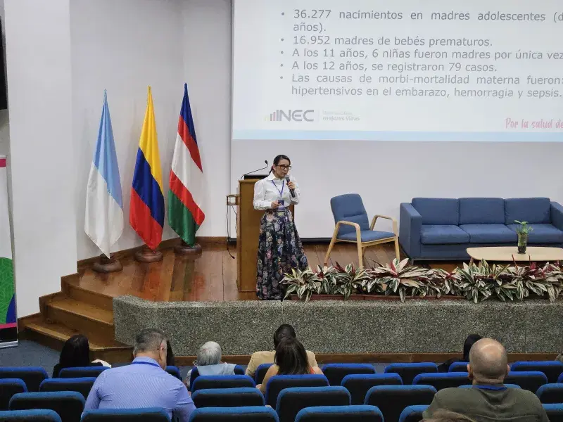 Dra. Jenny Benalcazar, Coordinadora medica Centro Obstétrico MinSalud Ecuador, brindando su conferencia sobre en el Auditorio Los Almendros de la Javeriana Cali