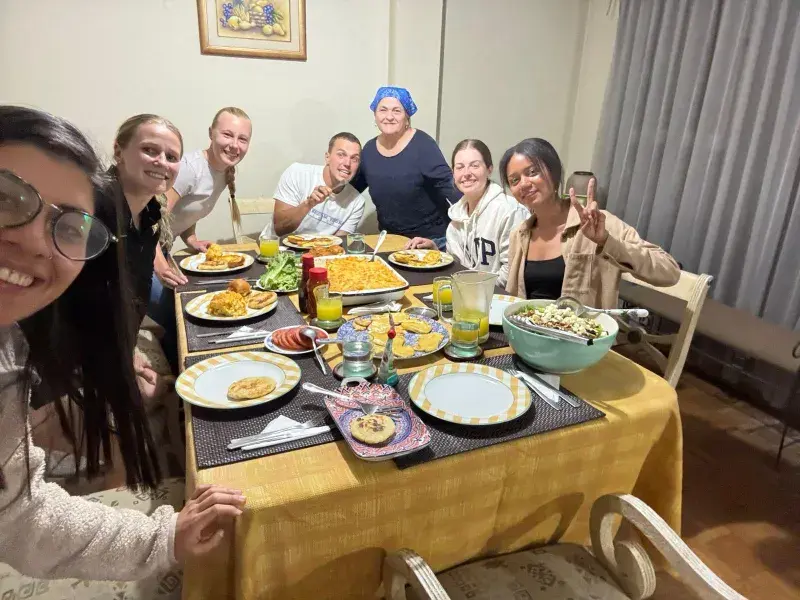 Gianluca Galeano y Laura Zamora, estudiantes de Mercadeo que aprovecharon la experiencia javeriana para su futuro profesional